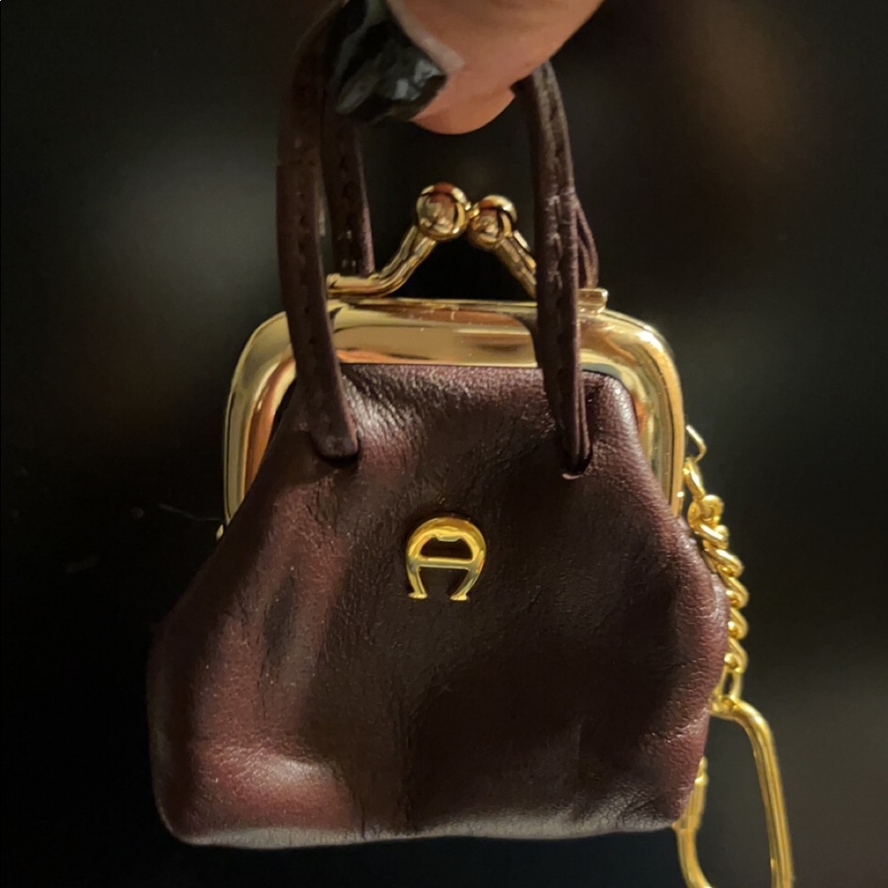 Vintage leather keychain …NWOT…..excellent condition…..bugundy/brown